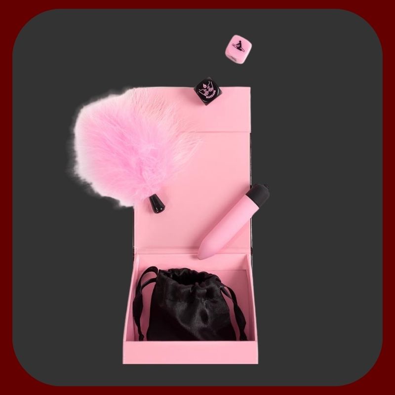 Erosiana Secret Pleasures Box – kompletní erotický set pro páry, obsahující mini vibrační stimulátor, peříčkové šimrátko, Kámasútra kostku a akční kostku pro hravou a smyslnou předehru. Součástí elegantní černý saténový sáček pro diskrétní uložení.