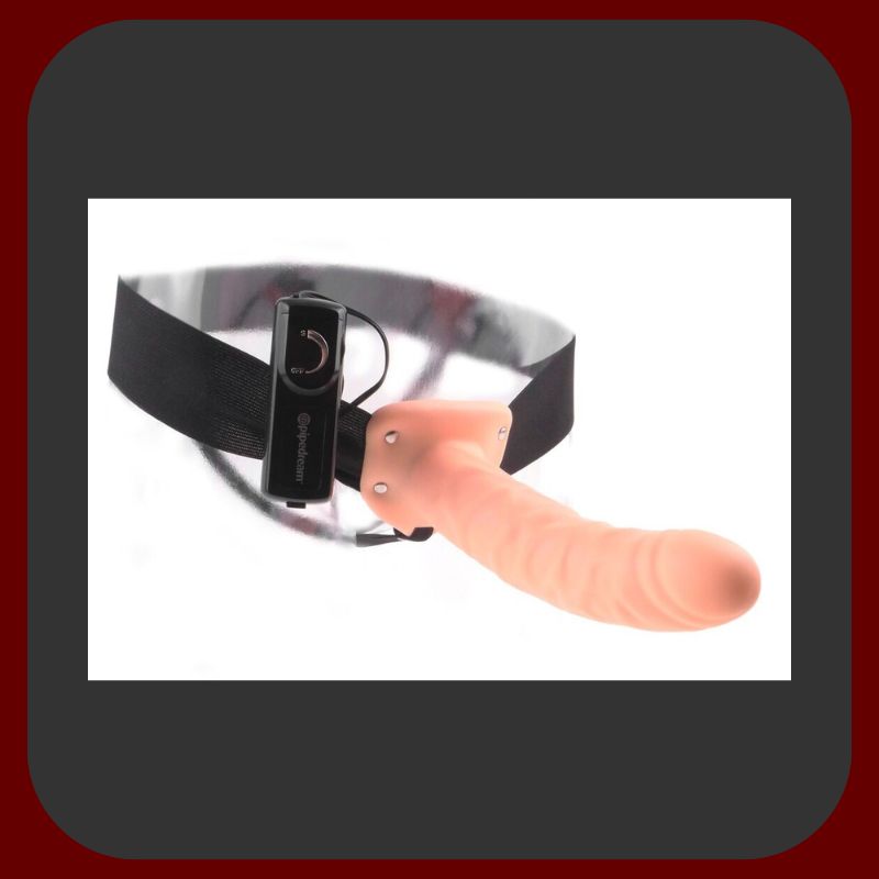 Realistický tělový vibrační dutý strap-on „HardControl“ s elastickým postrojem, vibrační funkcí a žebrovaným povrchem pro intenzivní stimulaci.