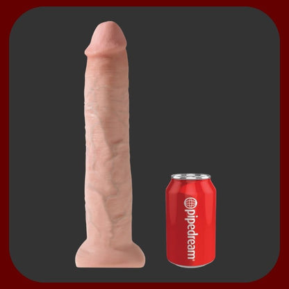 KING COCK 13 ultra realistické dildo tělové barvy, 33 cm dlouhé s realistickým tvarem a silnou přísavkou pro hands-free použití.