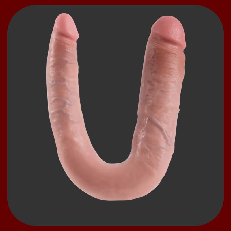 Ultra realistické dvojité dildo KING COCK v tělové barvě, detailní žilkování, zakřivené pro současnou vaginální a anální stimulaci.