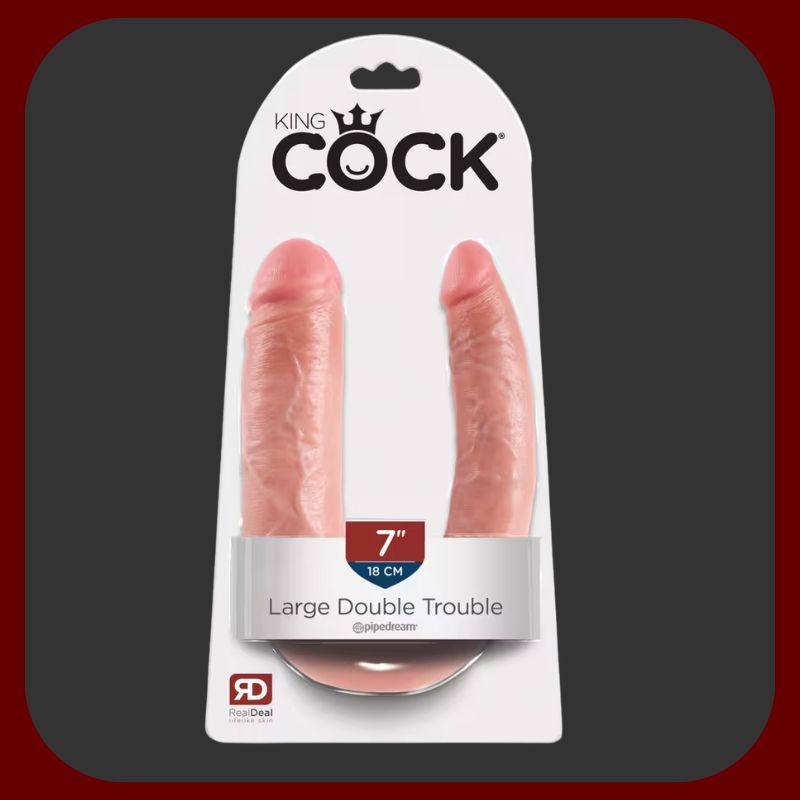 Ultra realistické dvojité dildo KING COCK v tělové barvě, detailní žilkování, zakřivené pro současnou vaginální a anální stimulaci.