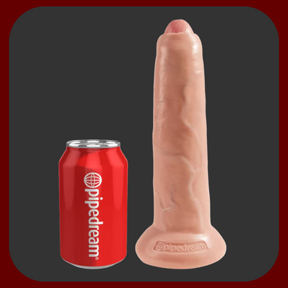 KING COCK ultra realistické dildo s pohyblivou předkožkou o velikosti 23 × 4,5 cm, s přísavkou a kompatibilitou se Strap-On postrojem. Vyrobeno v USA pro nejrealističtější pocit.