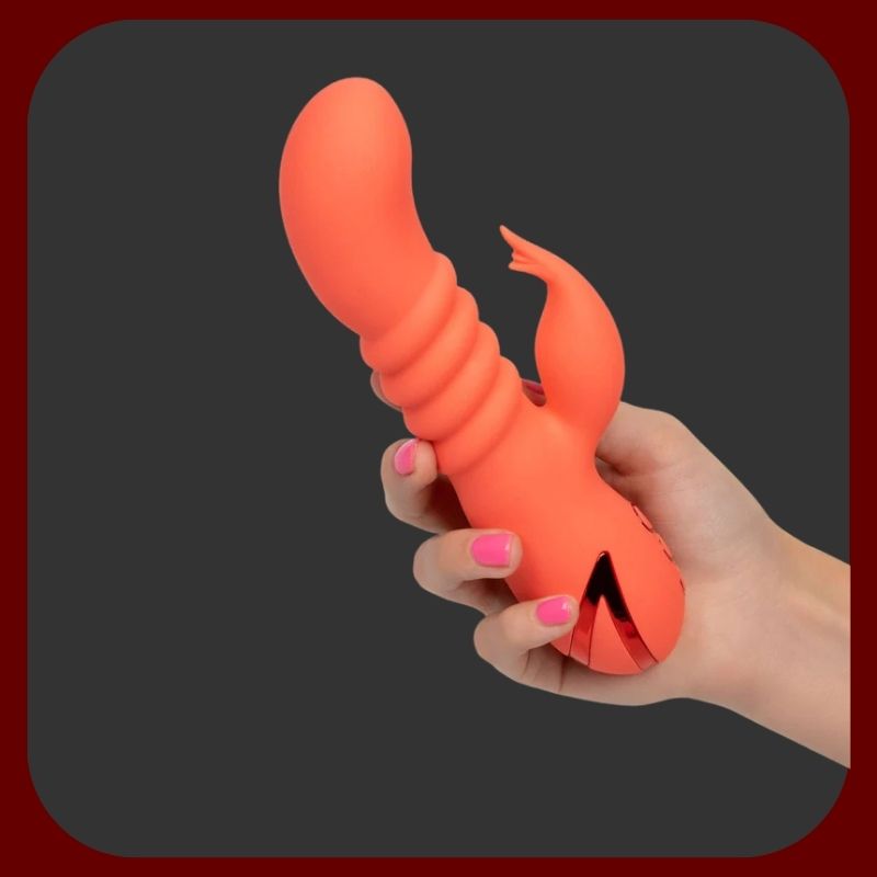 Oranžový králičí vibrátor s žebrovanou tyčí, zakřivenou špičkou a výčnělkem na klitoris, vyrobený z jemného silikonu, voděodolný, USB dobíjení.