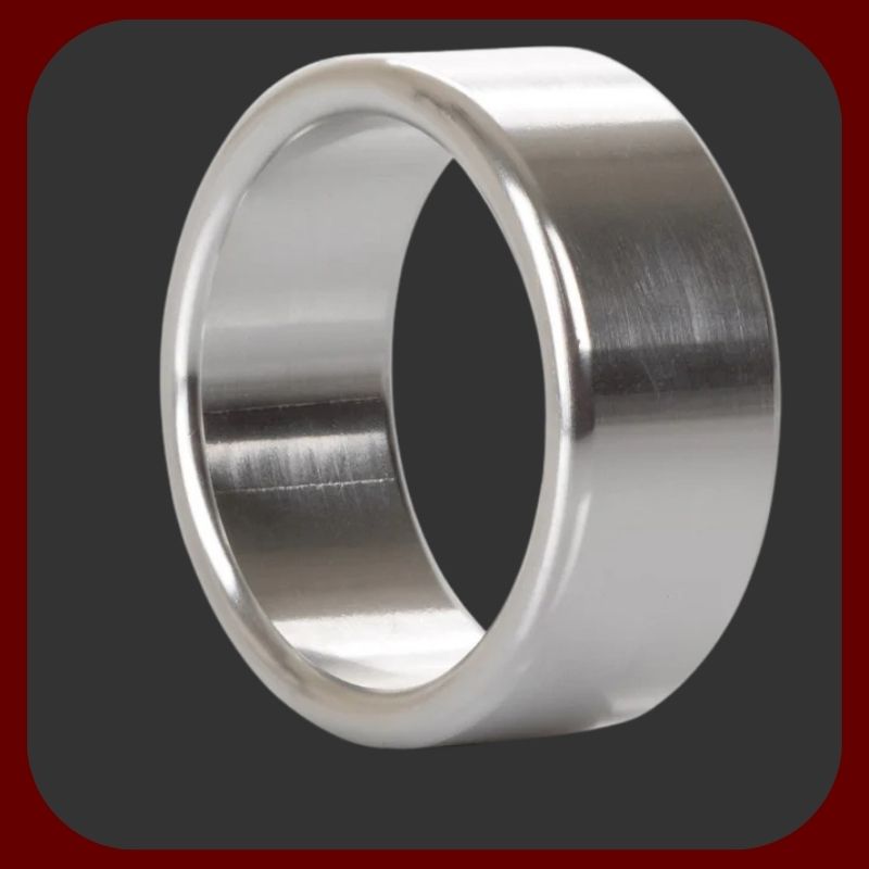 Hladký kovový erekční kroužek ve velikostech M, L a XL s elegantním designem pro pevnější erekci a stylový vzhled.