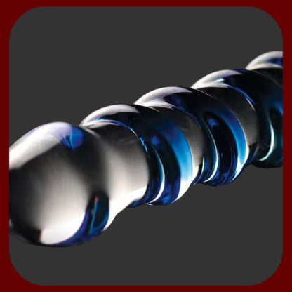 Elegantní průhledné skleněné dildo s modrými stimulačními reliéfy a zúženou špičkou, délka 18 cm, ideální pro netradiční erotické zážitky.