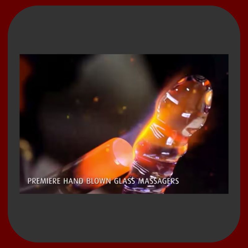 Elegantní průhledné skleněné dildo s modrými stimulačními reliéfy a zúženou špičkou, délka 18 cm, ideální pro netradiční erotické zážitky.