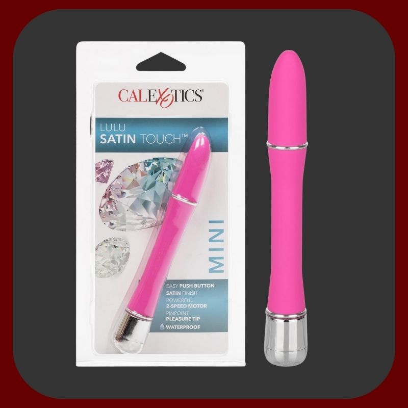 Růžový mini vibrátor LULU Satin Touch s hladkým povrchem a zakřiveným hrotem pro stimulaci bodu G, délka 15 cm.