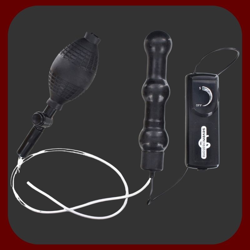 Černý nafukovací anální kolík s vibracemi, 14,5 cm dlouhý, s třemi stimulačními koulemi a nastavitelným průměrem až do 10 cm.