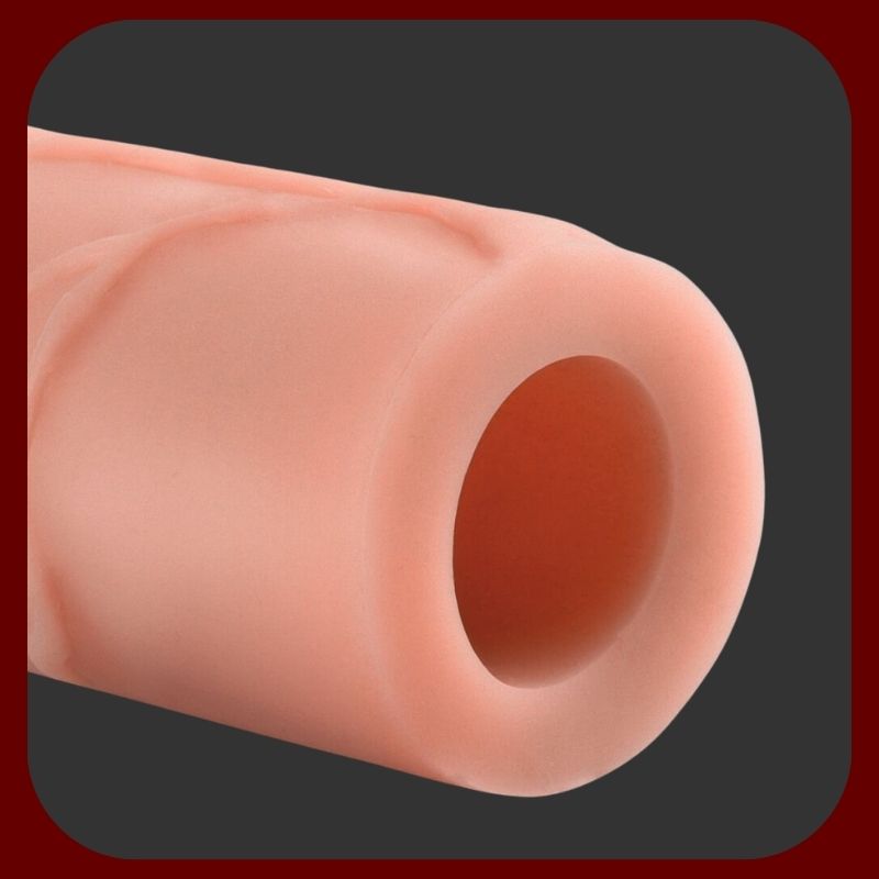 Luxusní tělový návlek na penis z materiálu FantaFlesh prodlužující délku o 7,5 cm s realistickým žilkováním a pružným povrchem