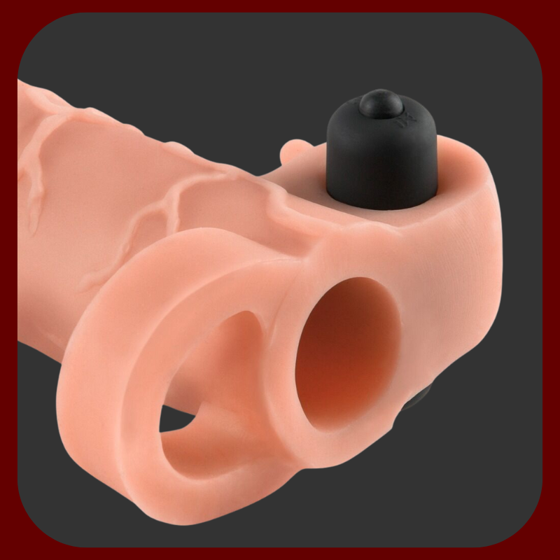 Tělový návlek pro zvětšení penisu o 5 cm s háčkem na varlata a stimulátorem klitorisu, vyrobený z realistického materiálu FantaFlesh.