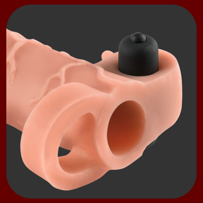 Tělový návlek pro zvětšení penisu o 5 cm s háčkem na varlata a stimulátorem klitorisu, vyrobený z realistického materiálu FantaFlesh.