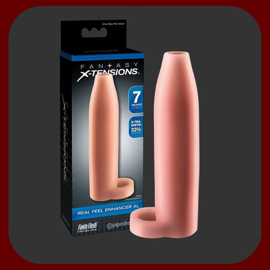 Realistický XL návlek na penis s odkrytým žaludem a kroužkem na varlata z pružného materiálu FantaFlesh