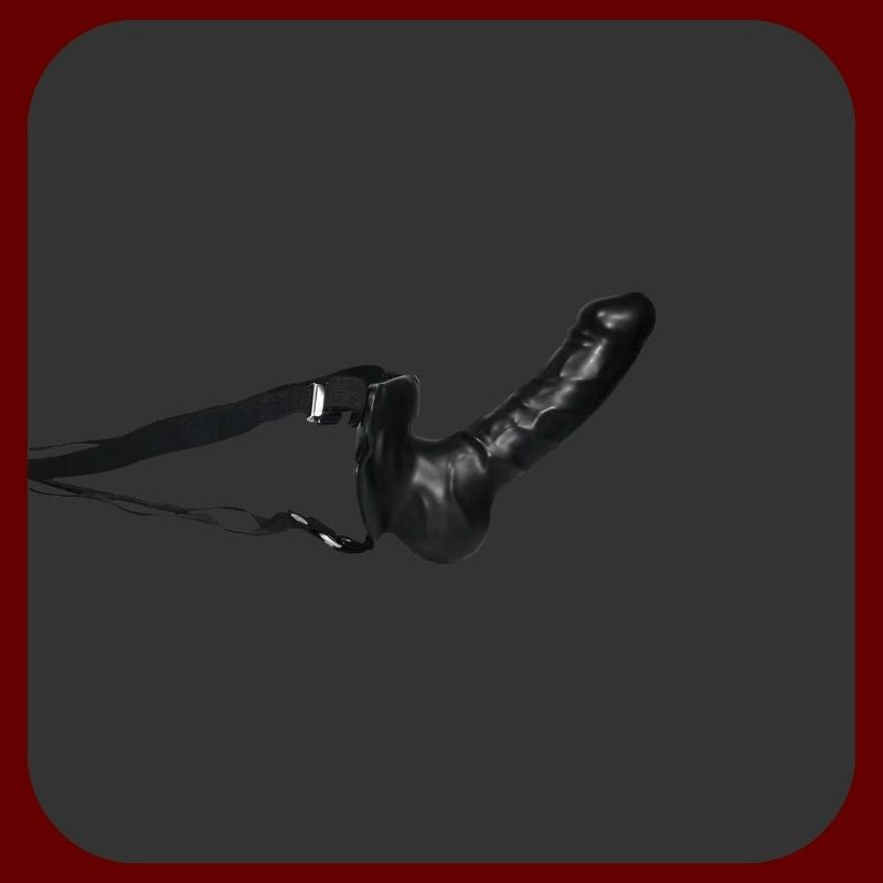 Nositelný černý strap-on pro ženy s realistickými varlaty a žilkami, délka 19 cm, průměr 3,5 cm, s nastavitelným elastickým popruhem