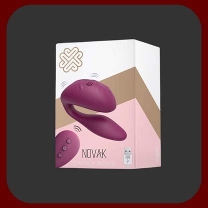 Fialový párový vibrátor Novak s dálkovým ovládáním, stimuluje bod G, klitoris i partnera, rozměry 8,6 x 3,8 cm.