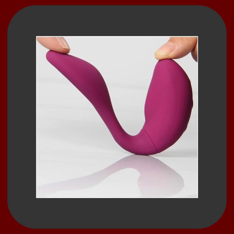 Fialový párový vibrátor Novak s dálkovým ovládáním, stimuluje bod G, klitoris i partnera, rozměry 8,6 x 3,8 cm.