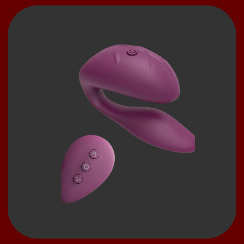 Fialový párový vibrátor Novak s dálkovým ovládáním, stimuluje bod G, klitoris i partnera, rozměry 8,6 x 3,8 cm.