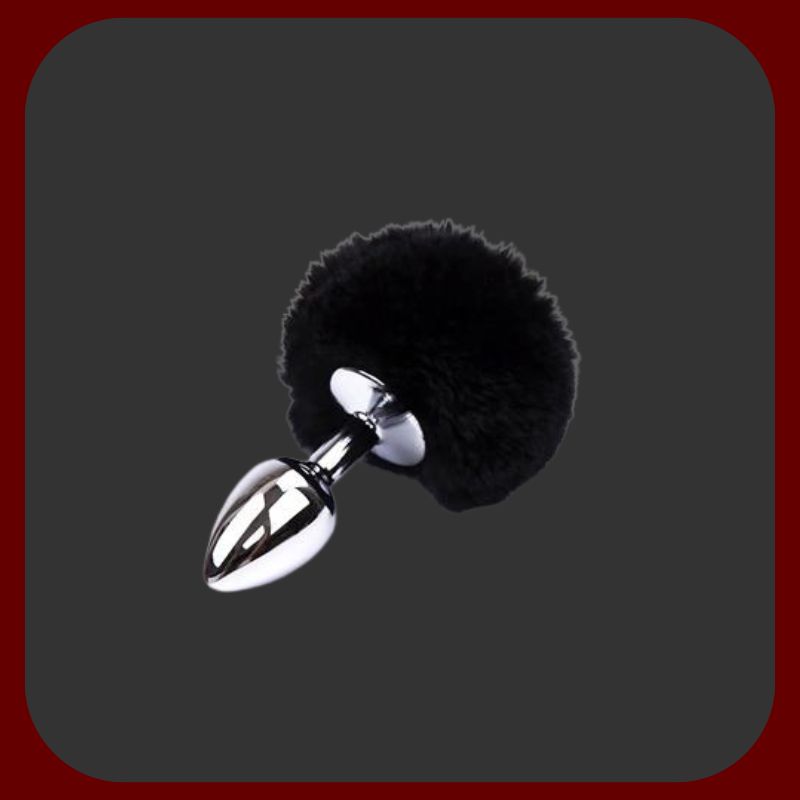 Elegantní anální kolík z nerezové oceli s měkkým fialovým/ružovým/černým pompom ocasem z ekologického peří, ideální pro roleplay a intenzivní stimulaci.