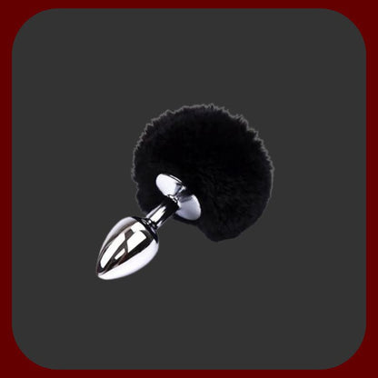 Elegantní anální kolík z nerezové oceli s měkkým fialovým/ružovým/černým pompom ocasem z ekologického peří, ideální pro roleplay a intenzivní stimulaci.