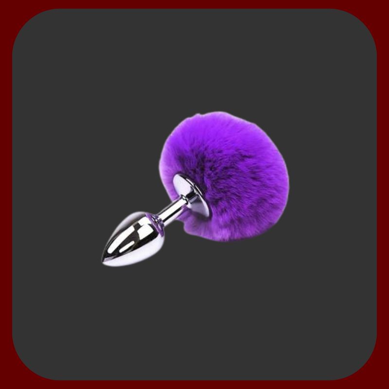 Elegantní anální kolík z nerezové oceli s měkkým fialovým/ružovým/černým pompom ocasem z ekologického peří, ideální pro roleplay a intenzivní stimulaci.