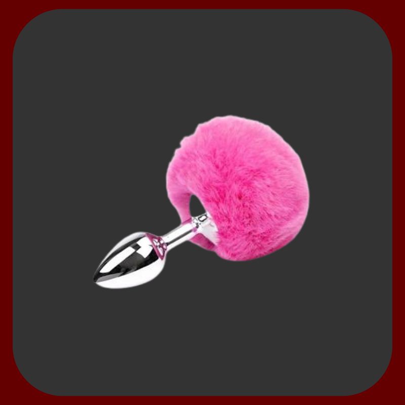 Elegantní anální kolík z nerezové oceli s měkkým fialovým/ružovým/černým pompom ocasem z ekologického peří, ideální pro roleplay a intenzivní stimulaci.