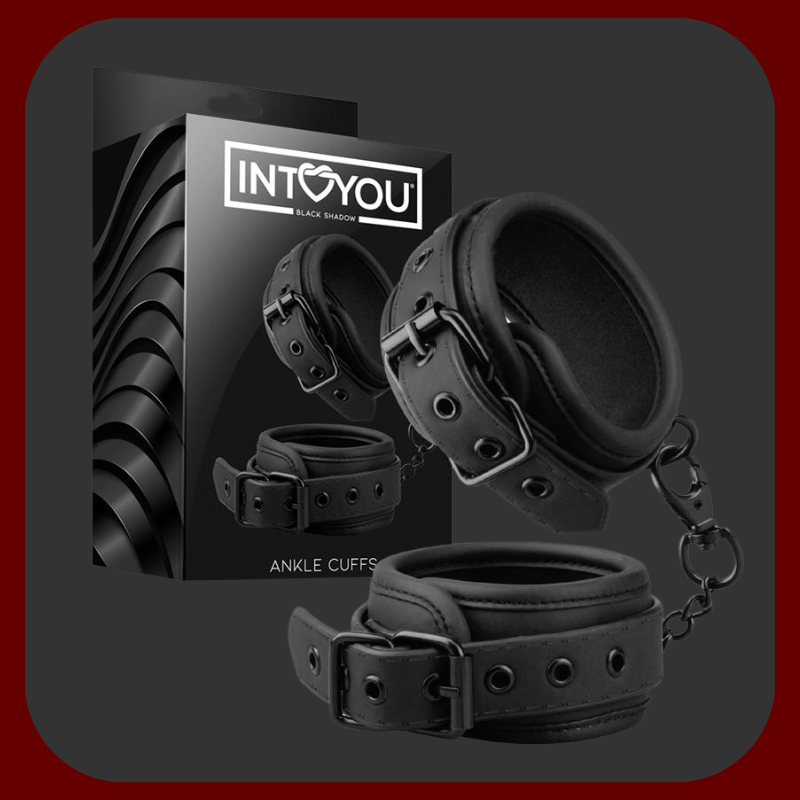 Nastavitelné BDSM pouta z černé veganské ekokůže s kovovým řetízkem bez niklu. Vhodné pro použití na zápěstí i kotníky, s polstrovaným vnitřkem pro pohodlné nošení.