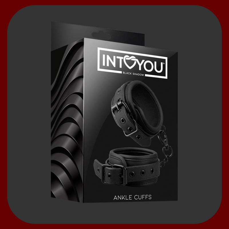 Nastavitelné BDSM pouta z černé veganské ekokůže s kovovým řetízkem bez niklu. Vhodné pro použití na zápěstí i kotníky, s polstrovaným vnitřkem pro pohodlné nošení.