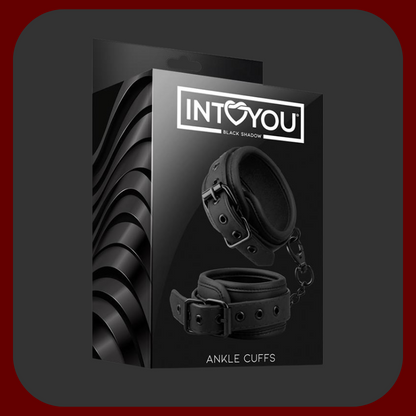 Nastavitelné BDSM pouta z černé veganské ekokůže s kovovým řetízkem bez niklu. Vhodné pro použití na zápěstí i kotníky, s polstrovaným vnitřkem pro pohodlné nošení.