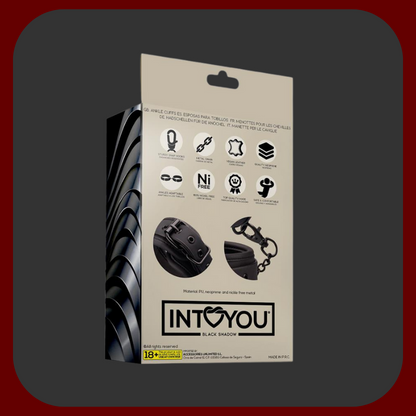 Nastavitelné BDSM pouta z černé veganské ekokůže s kovovým řetízkem bez niklu. Vhodné pro použití na zápěstí i kotníky, s polstrovaným vnitřkem pro pohodlné nošení.