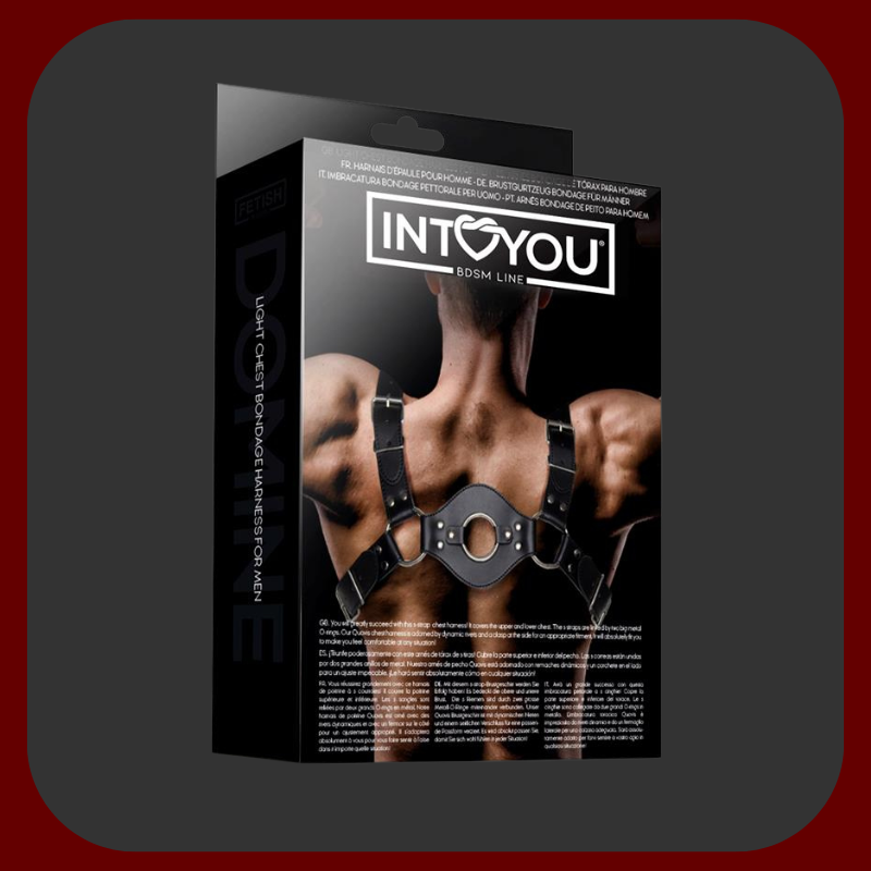 Černý veganský BDSM postroj pro muže s nastavitelnými přezkami a pevnými ocelovými kroužky pro připnutí vodítek nebo řetězů.