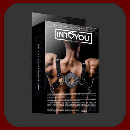 Černý veganský BDSM postroj pro muže s nastavitelnými přezkami a pevnými ocelovými kroužky pro připnutí vodítek nebo řetězů.