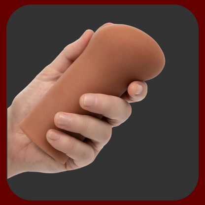 Ultra realistický masturbátor Letuška ve tvaru vagíny, vyrobený z měkké hnědé kůže, s realistickými pysky a elastickým materiálem.