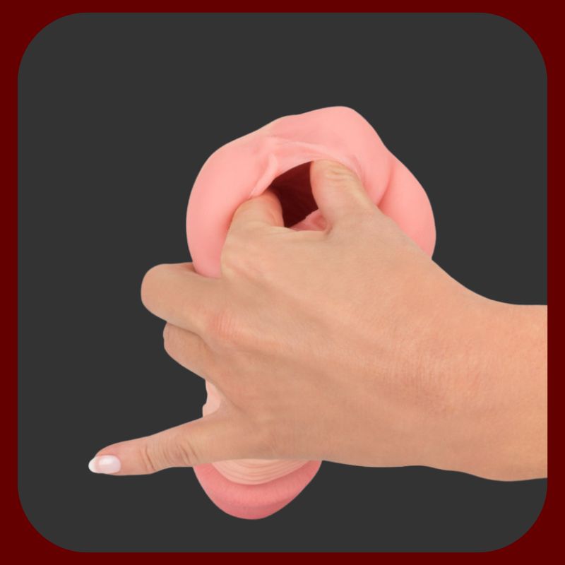 Realistický prodlužovací návlek na penis z jemného TPE materiálu s integrovaným masturbátorem ve tvaru anusu, poskytující 8 cm prodloužení a intenzivní stimulaci.