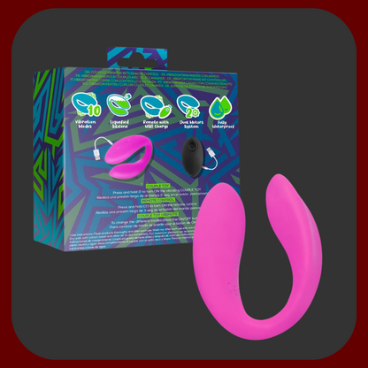 „Růžový kompaktní párový vibrátor Roomie z lékařského silikonu, ergonomicky tvarovaný pro současnou stimulaci klitorisu, bodu G a penisu. Flexibilní, voděodolný, s duálním motorem, 10 vibračními režimy a dálkovým ovládáním.“