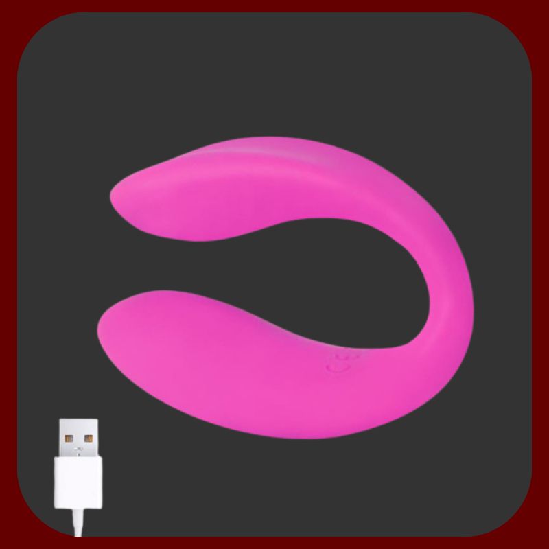 „Růžový kompaktní párový vibrátor Roomie z lékařského silikonu, ergonomicky tvarovaný pro současnou stimulaci klitorisu, bodu G a penisu. Flexibilní, voděodolný, s duálním motorem, 10 vibračními režimy a dálkovým ovládáním.“