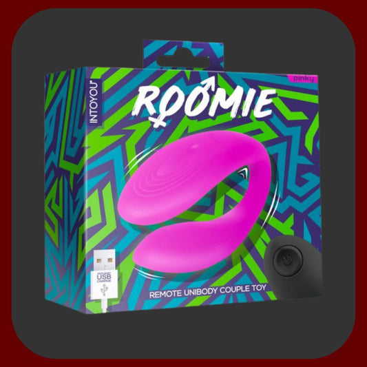 „Růžový kompaktní párový vibrátor Roomie z lékařského silikonu, ergonomicky tvarovaný pro současnou stimulaci klitorisu, bodu G a penisu. Flexibilní, voděodolný, s duálním motorem, 10 vibračními režimy a dálkovým ovládáním.“