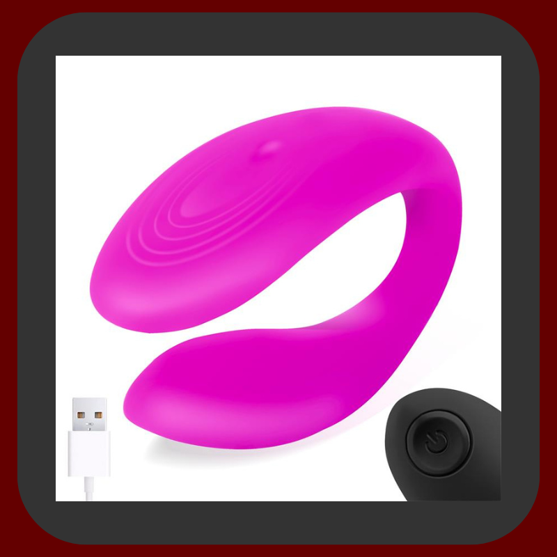 „Růžový kompaktní párový vibrátor Roomie z lékařského silikonu, ergonomicky tvarovaný pro současnou stimulaci klitorisu, bodu G a penisu. Flexibilní, voděodolný, s duálním motorem, 10 vibračními režimy a dálkovým ovládáním.“