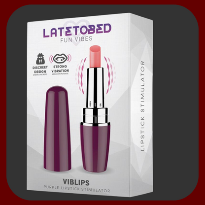 Diskrétní vibrátor Secret Kiss ve tvaru rtěnky, ve fialové a černé barvě, ideální pro klitorální stimulaci, délka 9,5 cm, průměr 2,6 cm.