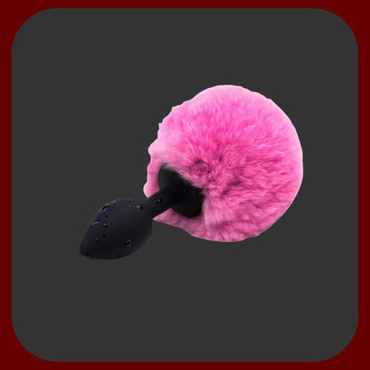 Černý silikonový anální kolík s bílou/růžovou bambulovou bambulí z ekologického peří, ideální pro roleplay a smyslnou stimulaci.