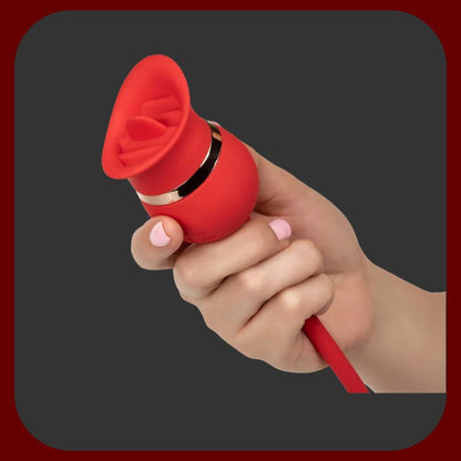 French Kiss Xtreme – oranžový stimulátor s vibrační kuličkou, silikonovými štětinkami a 12 režimy pro dvojitou rozkoš – EROSIANA.