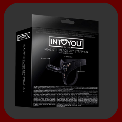 Černý elastický postroj pro ženy s realistickým silikonovým dildem a kovovým kroužkem pro připojení dalších erotických pomůcek.