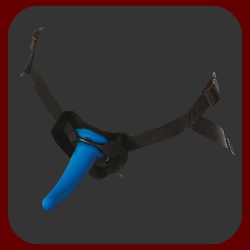 Strap-On set pro začátečníky s měkkým želé dildem 12 cm, nastavitelným postrojem a černou maskou pro erotické hry.