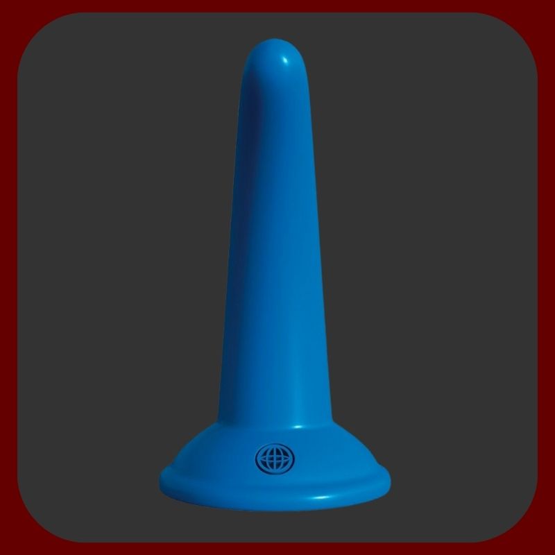 Strap-On set pro začátečníky s měkkým želé dildem 12 cm, nastavitelným postrojem a černou maskou pro erotické hry.