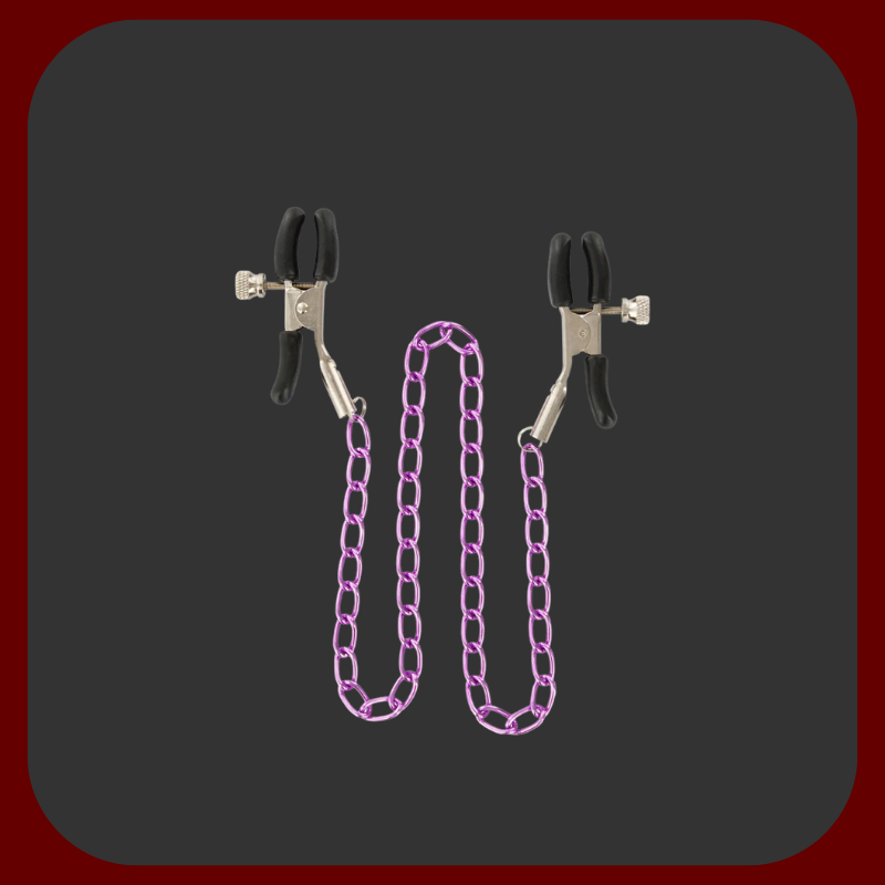 Kovové svorky na bradavky s fialovým řetízkem, nastavitelné utažení, ideální pro BDSM praktiky.