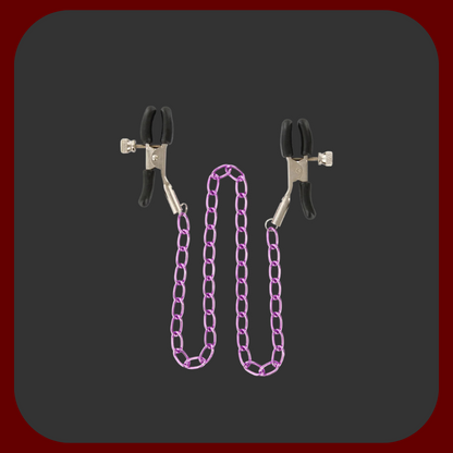 Kovové svorky na bradavky s fialovým řetízkem, nastavitelné utažení, ideální pro BDSM praktiky.