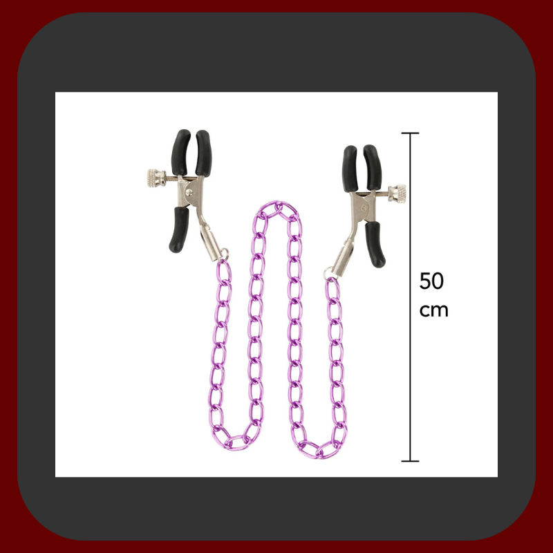 Kovové svorky na bradavky s fialovým řetízkem, nastavitelné utažení, ideální pro BDSM praktiky.