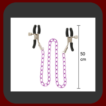 Kovové svorky na bradavky s fialovým řetízkem, nastavitelné utažení, ideální pro BDSM praktiky.