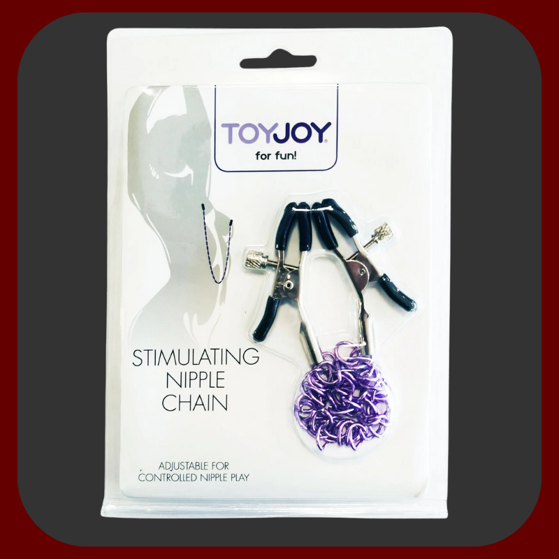 Kovové svorky na bradavky s fialovým řetízkem, nastavitelné utažení, ideální pro BDSM praktiky.