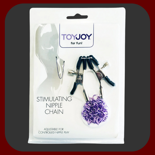 Kovové svorky na bradavky s fialovým řetízkem, nastavitelné utažení, ideální pro BDSM praktiky.