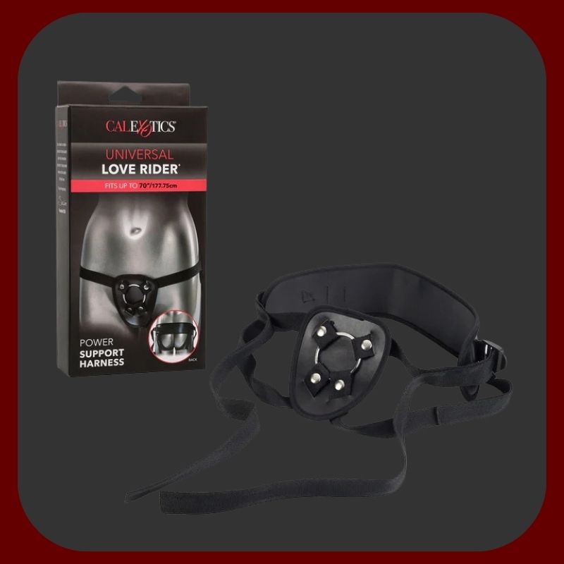 Černý Strap-On postroj OneSize+ s nastavitelným pasem do 175 cm a vyměnitelným ocelovým kroužkem 4 cm, kompatibilní s většinou dild – EROSIANA.