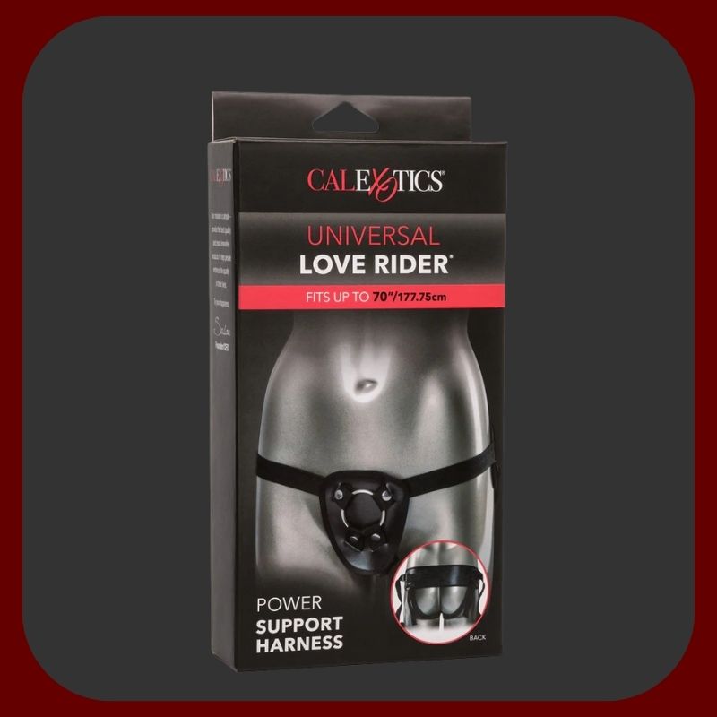 Černý Strap-On postroj OneSize+ s nastavitelným pasem do 175 cm a vyměnitelným ocelovým kroužkem 4 cm, kompatibilní s většinou dild – EROSIANA.